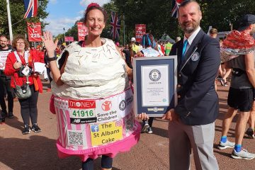 „Najbrža trčeća torta na svijetu“:  žena otrčala maraton odjevena u kostim torte