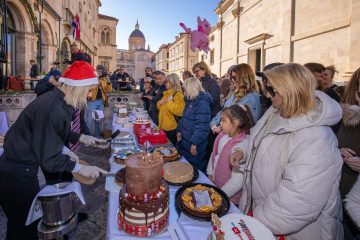 Hvalevrijedna slatka akcija na Stradunu: Dubrovčani se sladili i prikupili 2.600 eura